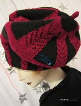 bonnet noir-souris et rouge-fushia laine et tricot