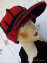 Winter Ballon Mütze, rot und schwarz gerecycelte Strickware Woll