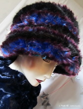 chapeau noir spirale bleu-roi et prune, toque-hiver