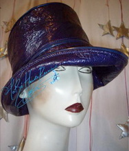 chapeau de pluie violet et bleu métal