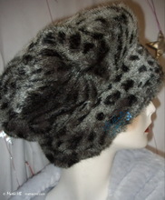 béret leopard, chapeau noir et blanc imitation-fourrure