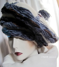 Winter-Mütze, Wolle cremeweiß und pastellgrau violett-blaue, Mongolin-Stil Kopfbedeckung