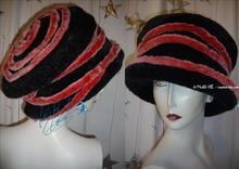 chapeau hiver, spirale rouge givré et noir fausse-fourrure, fait-main