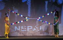 Kleider Tiamat, "Tableau Nepal" des Shows "40 internationale Couturiers für Frieden"  