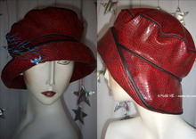 chapeau pluie, M, rouge et noir façon python simili, retro excentrique